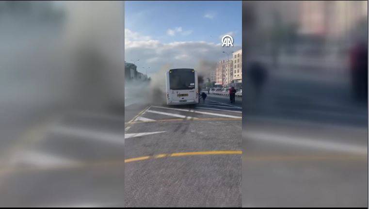 Metrobüsten dumanlar yükseldi! Yolcular tahliye edildi 7